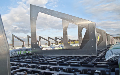 I moduli ZinCo Solarbasis® e il telaio di sostegno vengono posizionati o sugli elementi di drenaggio