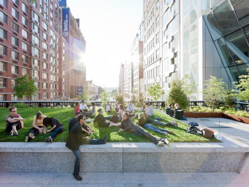 Besucher  der „High Line“ liegen auf dem Rasen