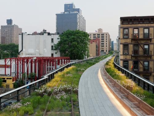 Bepflanzte Gleise und Sitzplätze auf der „High Line“