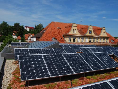 Extensive Dachbegrünung mit Solaranlage