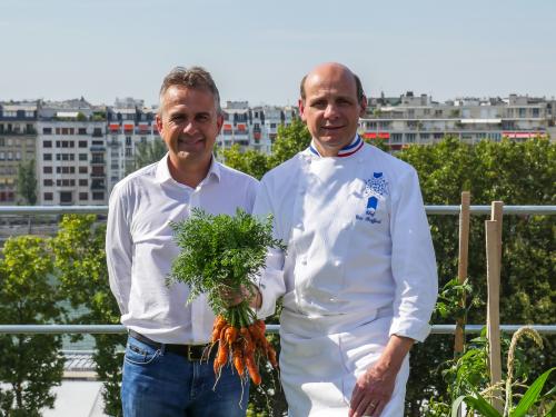 Pierre Georgel von Ecovegetal und Eric Briffard von „Le Cordon Bleu“ auf dem Dachgarten