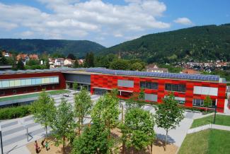 Photovoltaikanlage auf einem Schulgebäude