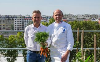 Pierre Georgel von Ecovegetal und Eric Briffard von „Le Cordon Bleu“ auf dem Dachgarten