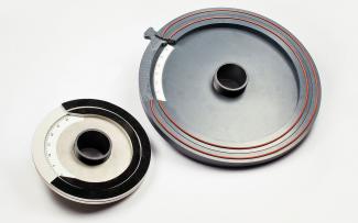 Die Retentionsdrosseln RD 28 und RD 48 (re im Bild) weisen gegeneinander verschiebbare Ringe auf, die sich dank Skala genau auf den vorausberechneten Volumenstrom einstellen lassen. Retentionsdrosseln RD 28 und RD 48
