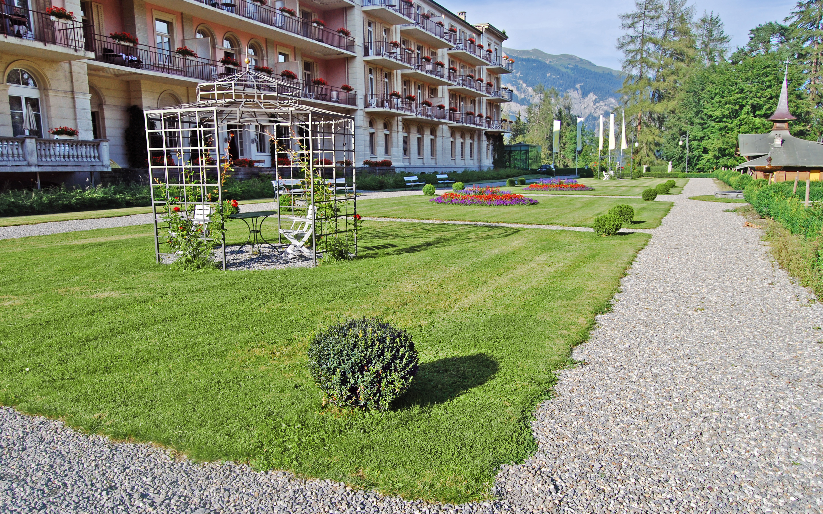 Rasen und Kieswege vor einem Hotel