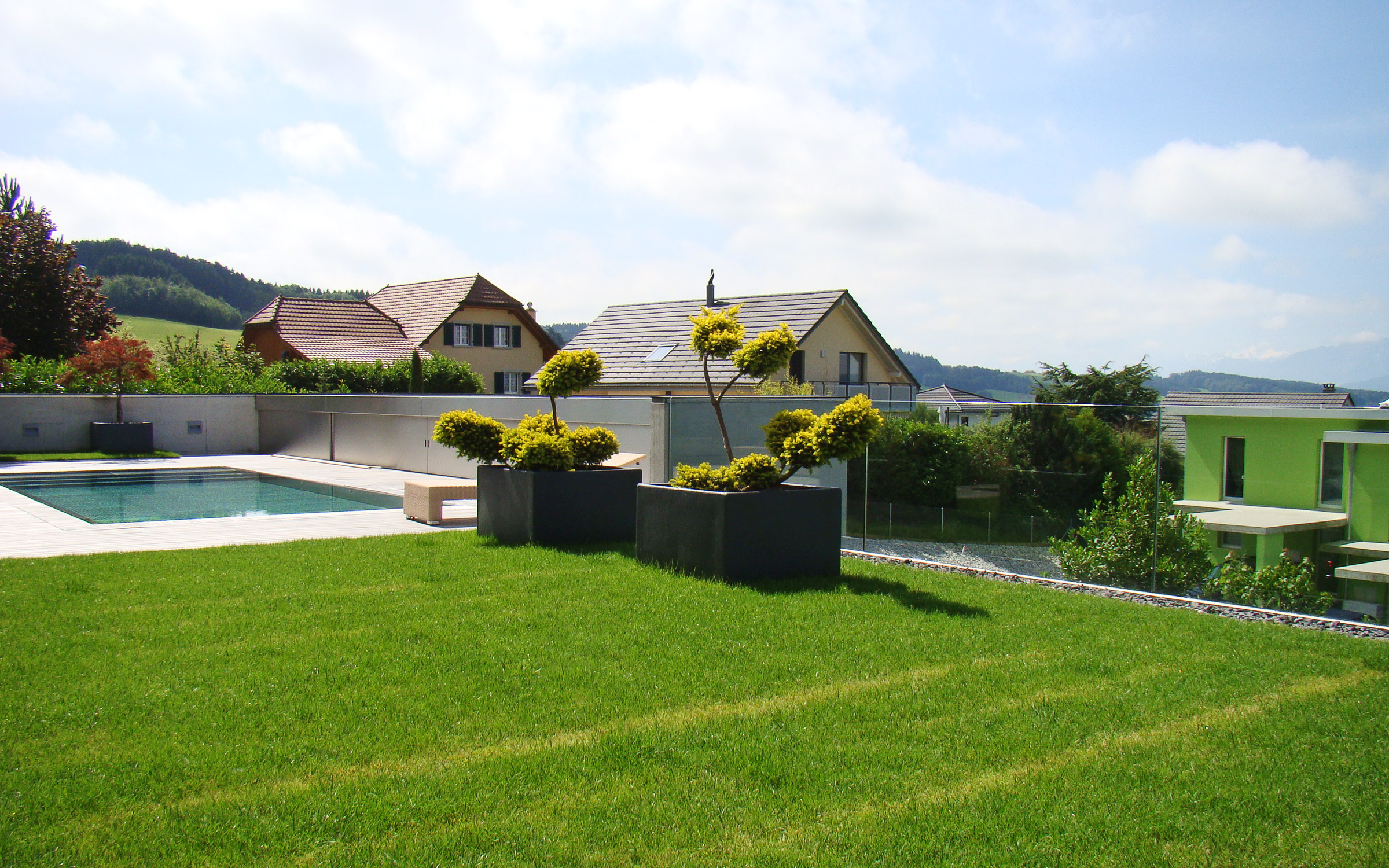 Dachgarten mit Rasenfläche und Swimmingpool