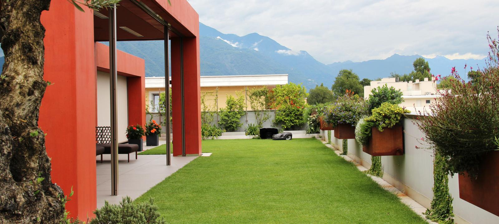 Dachgarten mit Rasen und Terrasenbereich mit Sitzmöbeln