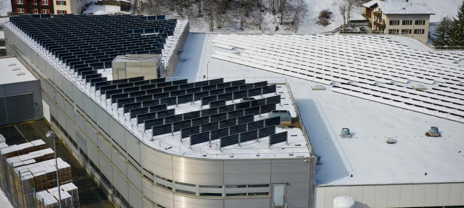 Dach mit Solaranlage im Winter