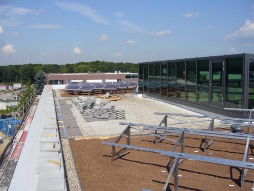 Dachfläche mit Substrat und aufgebauter Solaranlage