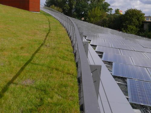 Photovoltaik-Anlage neben einer Rasenfläche auf dem Dach