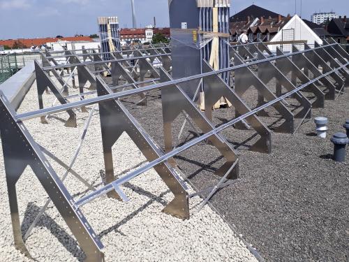 Montierte Solargrundrahmen SGR auf einer Dachfläche