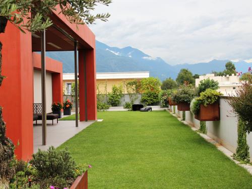 Dachgarten mit Rasen und Terrasenbereich mit Sitzmöbeln