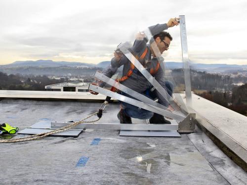 Montage des Arbeitsschutzgeländers Fallnet® ASG auf dem Dach