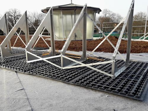 Aufbau von Solarbasis-Platten SB 200 auf einem Dach