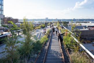 Dachgarten mit sichtbaren Bahngleisen als Gestaltungselement