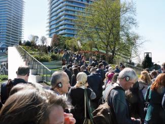 Kongressteilnehmer bei der Besichtigung der Gründächer des Zorlu Centers