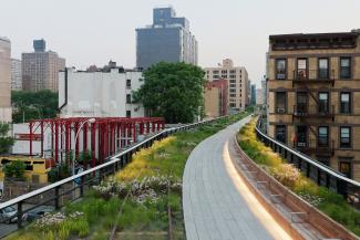 Bepflanzte Gleise und Sitzplätze auf der „High Line“