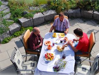 Personen auf Dachterrasse mit Terrassenrost