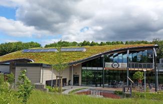 Gründach der Autobahnraststätte Beverbach