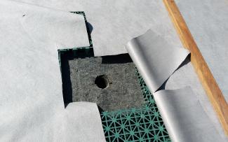 In diesen ausgesparten Bereich um den Dachgully wurde das ZinCo Drossel-Set zur Regulierung des Wasserabflusses verbaut. © Mark Veldhuizen, De Enk Groen & Golf B.V. Ausgesparter Bereich um den Dachgully