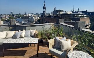 Sitzbereich mit Korbstühlen auf einer Dachterrasse